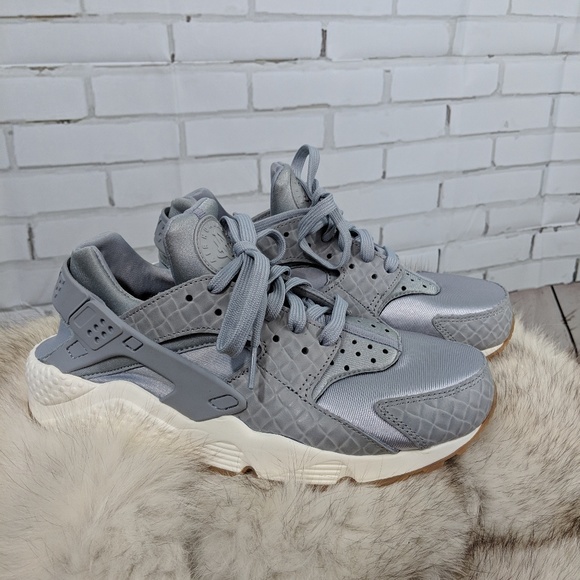 Nike Shoes - Nike Huarache Run PRM Premium